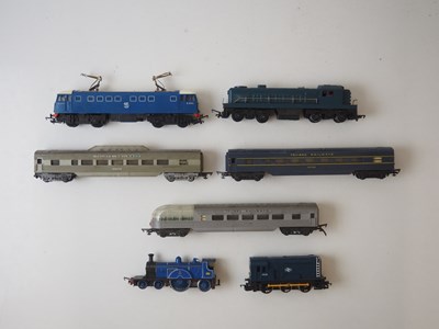 Lot 467 - A group of unboxed locos and coaches by...
