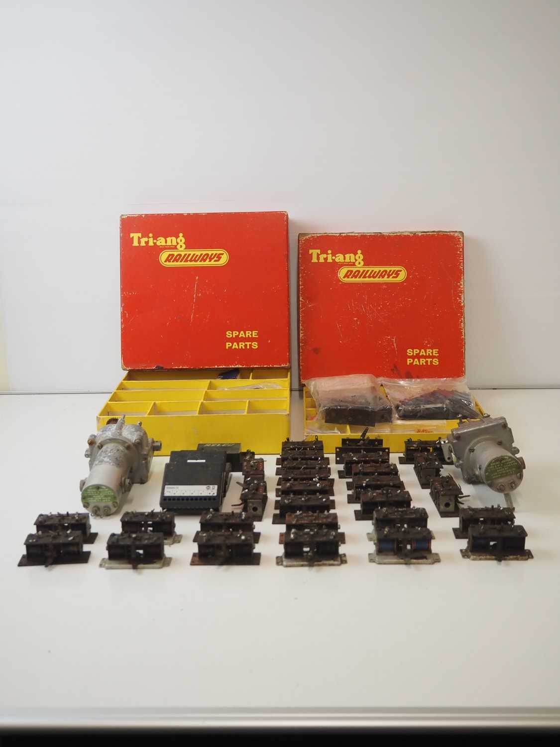 Lot 474 - A pair of TRI-ANG (TRIANG) OO gauge dealer...