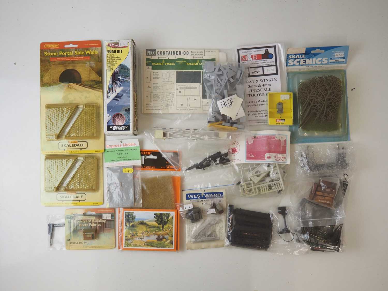 Lot 478 - A tray of OO gauge kits and accessories by...