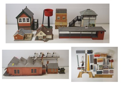 Lot 483 - A group of buildings and accessories in OO, O...