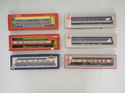 Lot 487 - A mixed group of OO gauge coaches by HORNBY,...