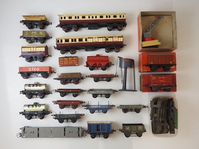 Lot 535 - A mixed group of O gauge rolling stock...