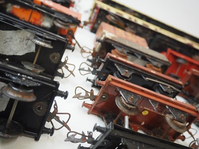 Lot 535 - A mixed group of O gauge rolling stock...