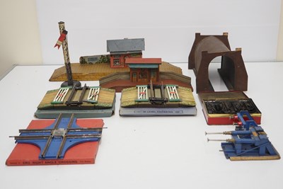 Lot 537 - A group of O gauge track, buildings and...