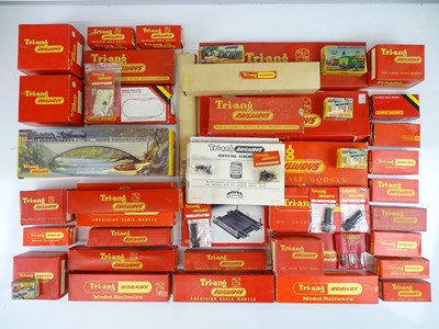 Lot 629 - A tray of OO Gauge TRI-ANG accessories and...