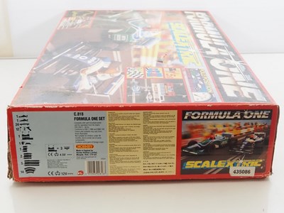 Lot 121 - A SCALEXTRIC 'Formula One' slot racing set -...