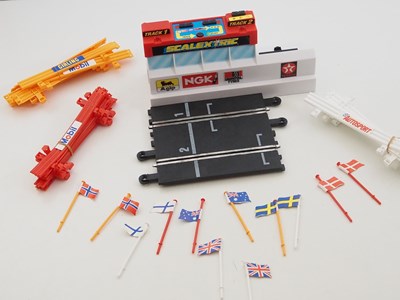 Lot 121 - A SCALEXTRIC 'Formula One' slot racing set -...