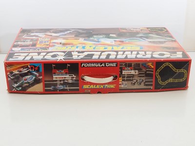 Lot 121 - A SCALEXTRIC 'Formula One' slot racing set -...