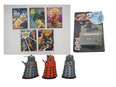 Lot 126 - A group of Dr Who memorabilia comprising 3x...