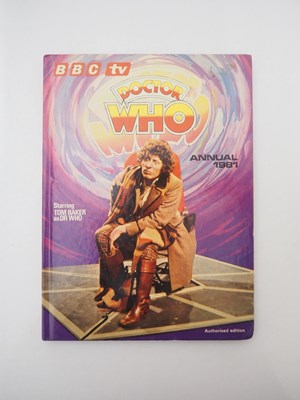 Lot 126 - A group of Dr Who memorabilia comprising 3x...