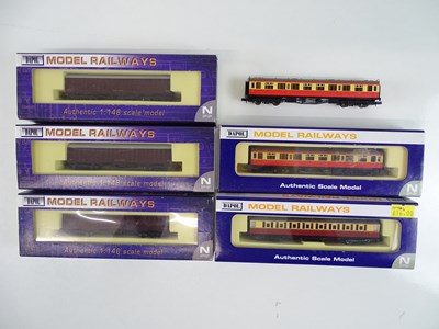Lot 77 - A small quantity of N Gauge coaches and syphon...