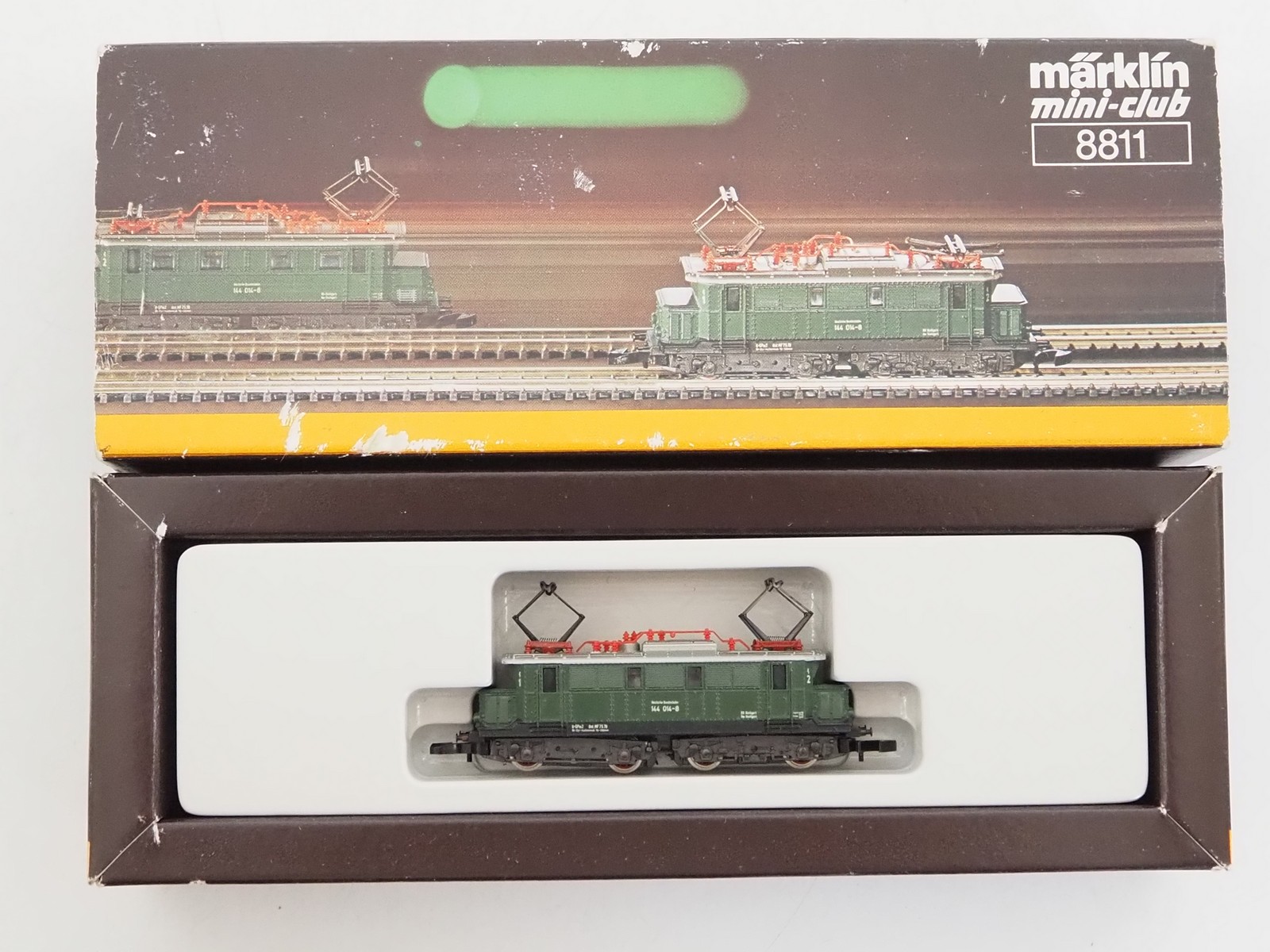 Lot 189 - A pair of MARKLIN Mini-Club Z gauge electric