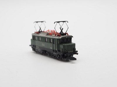 Lot 189 - A pair of MARKLIN Mini-Club Z gauge electric...