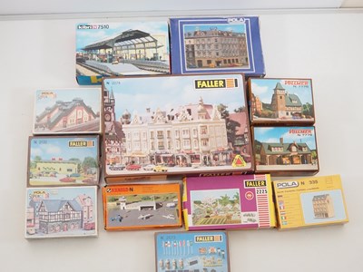 Lot 202 - A quantity of N gauge building kits by FALLER,...