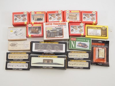 Lot 207 - A group of N gauge buildings, kits and...