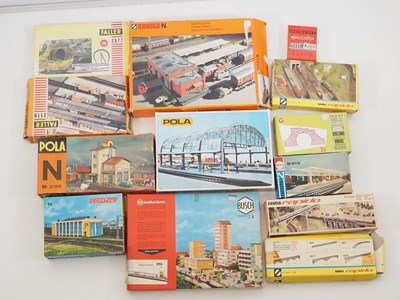 Lot 209 - A quantity of N gauge building kits by ARNOLD,...