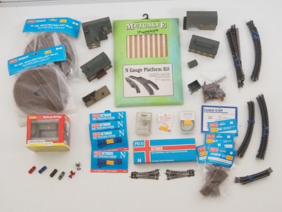 Lot 219 - A mixed selection of N gauge model railway...