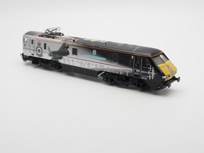 Lot 263 - A HORNBY R3001 OO gauge class 91 electric...