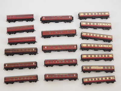 Lot 273 - A group of HORNBY DUBLO OO gauge coaches - F/G...