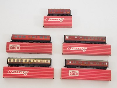 Lot 274 - A group of HORNBY DUBLO OO gauge coaches ,...