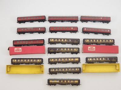 Lot 305 - A mixed group of HORNBY DUBLO OO gauge coaches,...