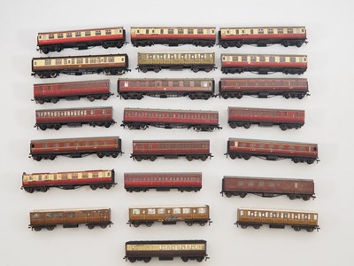 Lot 310 - A mixed group of HORNBY DUBLO OO gauge coaches...