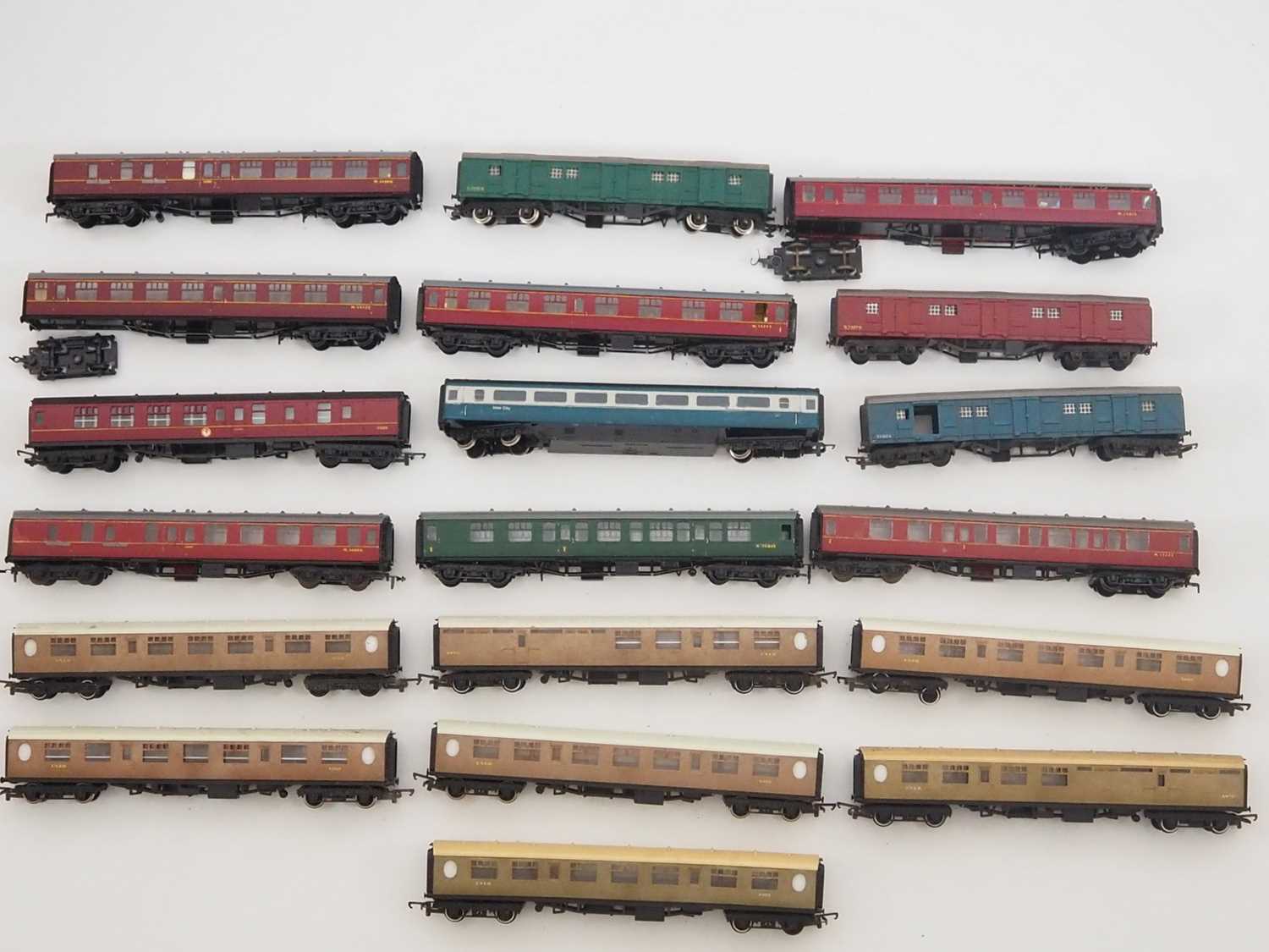 Lot 313 - A group of unboxed OO gauge passenger coaches...