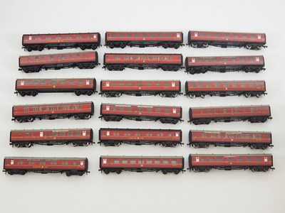 Lot 317 - A group of OO gauge HORNBY DUBLO coaches all...