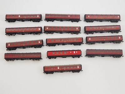 Lot 340 - A group of HORNBY DUBLO OO gauge coaches most...