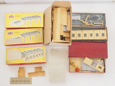 Lot 352 - A group of boxed and unboxed HORNBY DUBLO OO...