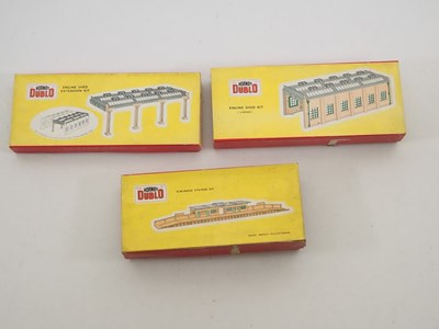 Lot 372 - A group of HORNBY DUBLO OO gauge building kits...