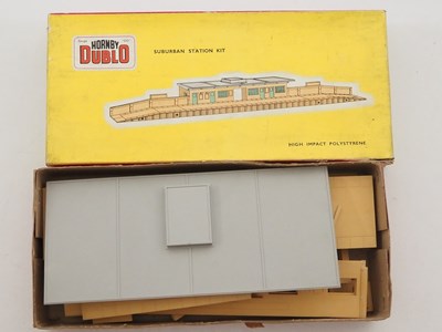 Lot 372 - A group of HORNBY DUBLO OO gauge building kits...