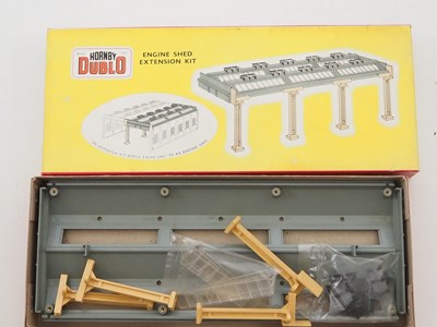 Lot 372 - A group of HORNBY DUBLO OO gauge building kits...