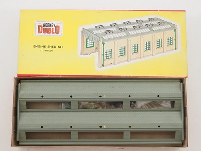 Lot 372 - A group of HORNBY DUBLO OO gauge building kits...