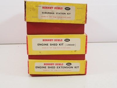 Lot 372 - A group of HORNBY DUBLO OO gauge building kits...