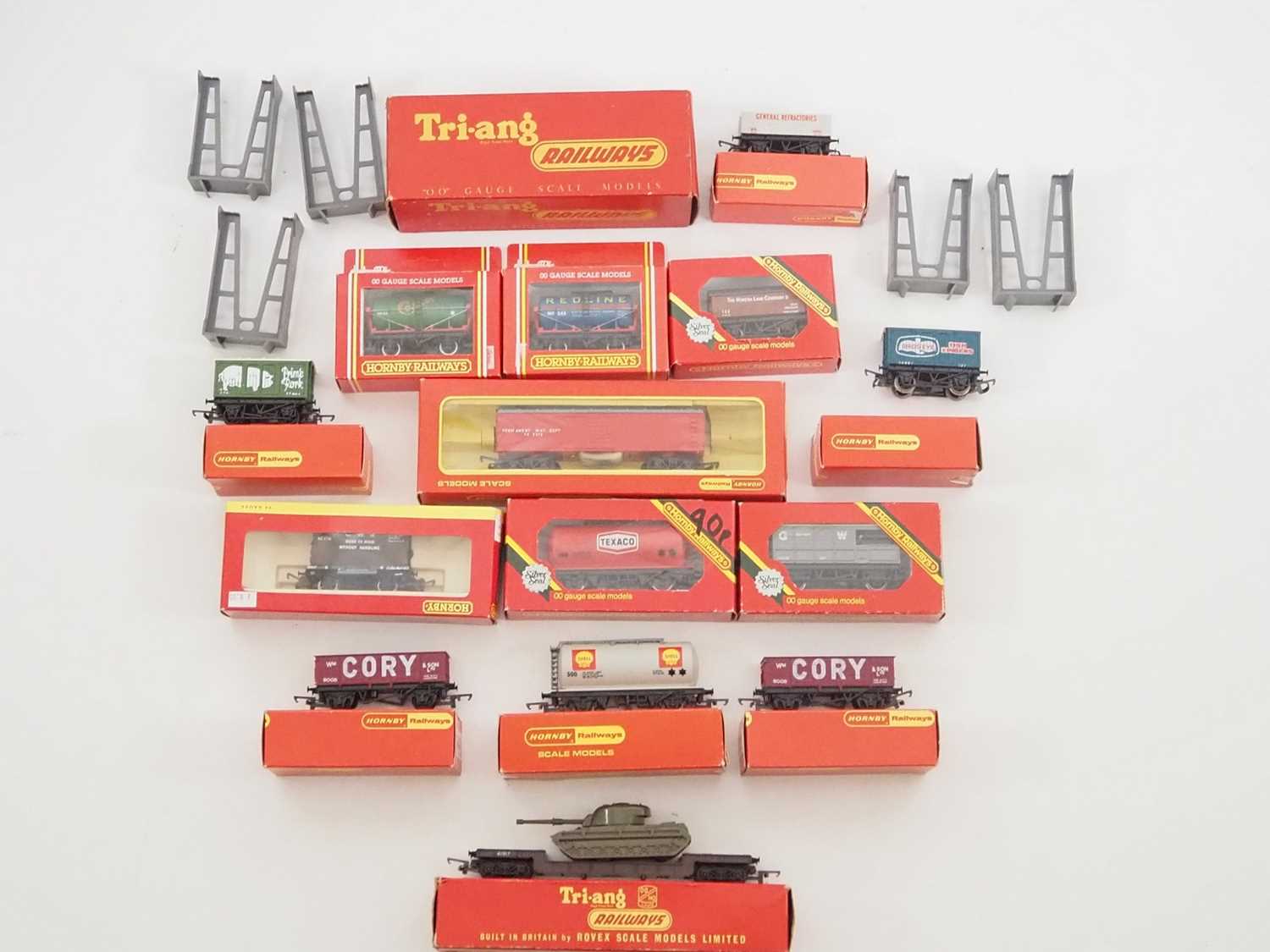 Lot 398 - A group of TRI-ANG (TRIANG) and HORNBY wagons...