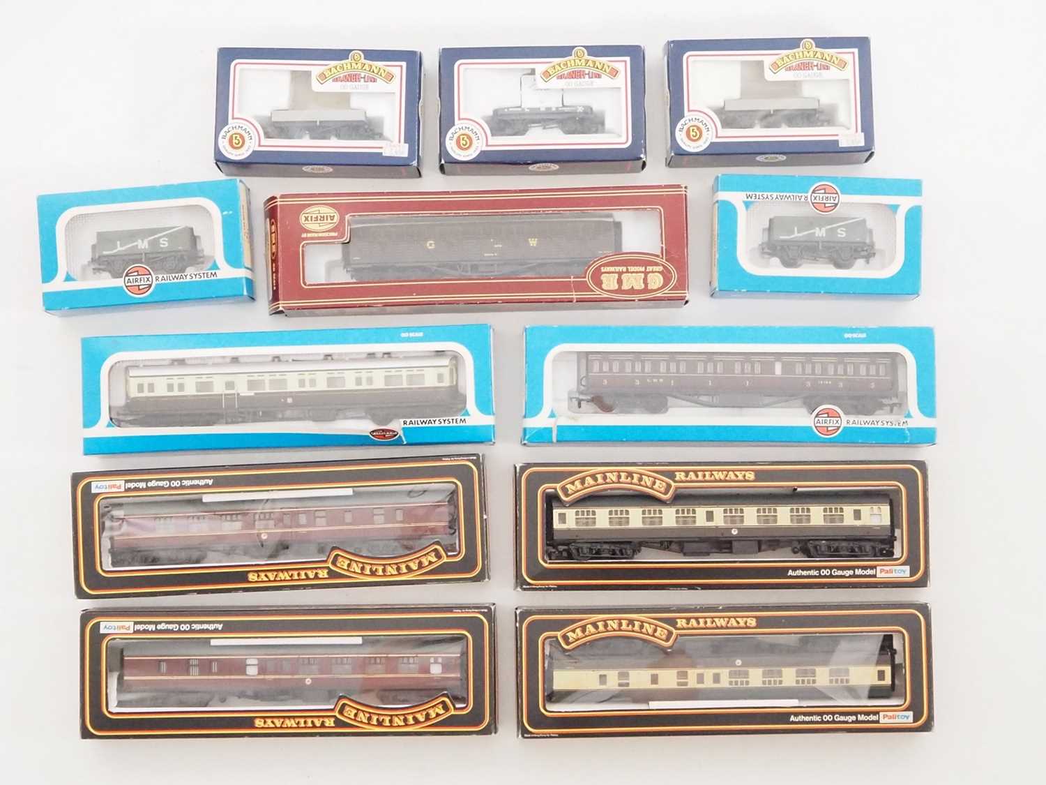 Lot 416 - A group of OO gauge passenger and goods...