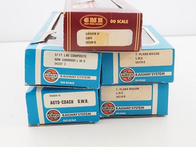 Lot 416 - A group of OO gauge passenger and goods...