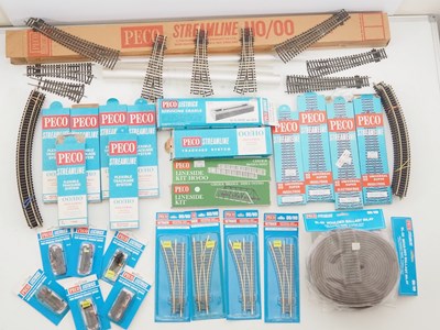 Lot 419 - A large group of PECO OO gauge Streamline...