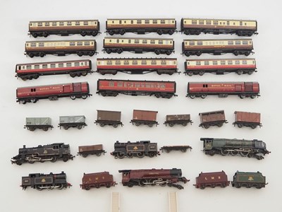 Lot 423 - A large quantity of OO gauge rolling stock...