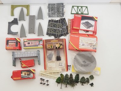 Lot 426 - A tray of OO gauge accessories and buildings,...