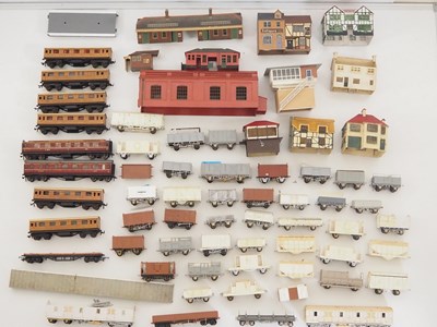 Lot 428 - A large tray of OO gauge rolling stock...