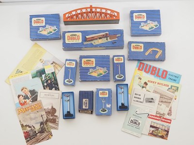 Lot 443 - A group of HORNBY DUBLO OO gauge accessories...