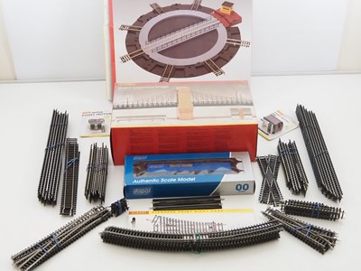 Lot 450 - A selection of OO gauge model railways items...