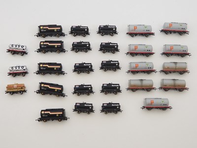 Lot 451 - A large quantity of mixed OO gauge tank wagons...