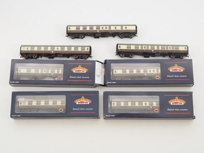 Lot 452 - A group of boxed and unboxed OO gauge Mark 1...