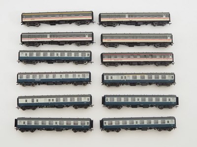 Lot 453 - A large quantity of unboxed OO gauge Mark 1...