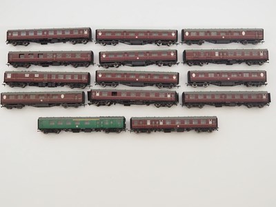 Lot 458 - A group of unboxed OO gauge passenger coaches...