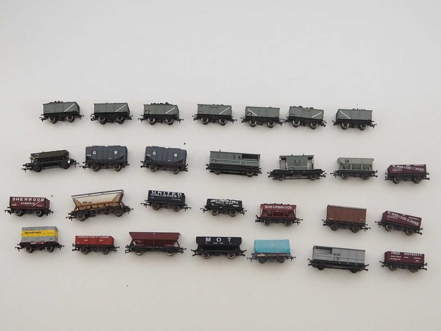 Lot 460 - A quantity of mixed OO gauge unboxed vans and...