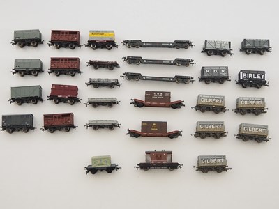 Lot 461 - A quantity of mixed OO gauge unboxed vans and...